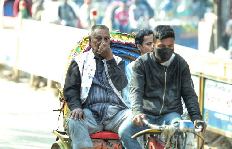 ‘প্রতিদিনই অফিসে যাওয়ার সময় নাক চেপে চলতে হয়। ধুলা এতটাই বেশি যে শ্বাস নিতে কষ্ট হয়’- এমন অভিযোগ সব পথচারীর।