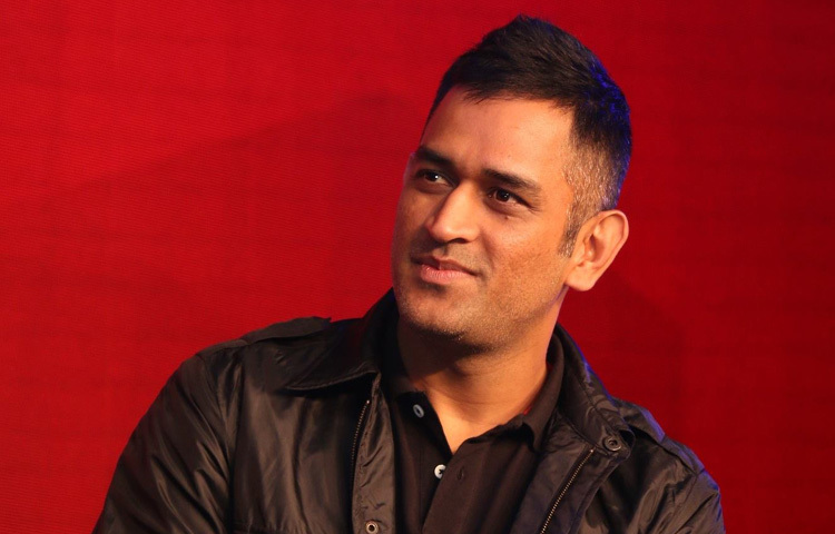 ১৯৮১ সালের এই দিনে ঝাড়খণ্ডের রাঁচিতে তার জন্ম। ছোটবেলা কেটেছে ঝাড়খণ্ডের রাঁচিতে। পড়াশোনার পাশাপাশি খেলাধুলার দিকেই তার মন বেশি ছিল। তবে প্রথমে কিন্তু ক্রিকেট নয়, ধোনি ছিলেন স্কুল ফুটবল দলের গোলরক্ষক। পরবর্তীতে এক কোচের অনুরোধে উইকেটকিপিং শুরু করেন এবং ধীরে ধীরে ক্রিকেট হয়ে ওঠে তার ধ্যান-জ্ঞান।