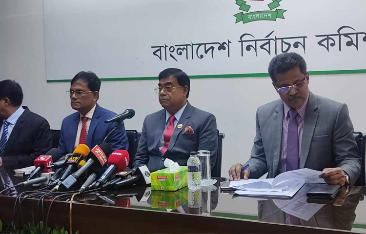 রাজধানীর আগারগাঁওয়ে নির্বাচন ভবনে সংবাদ সম্মেলনে নির্বাচন কমিশন (ইসি) সচিব জাহাংগীর আলম বলেন, দলীয় প্রতীক না থাকলে স্থানীয় সরকার নির্বাচন অংশগ্রহণমূলক হবে। ছবি: মফিজুল সাদিক