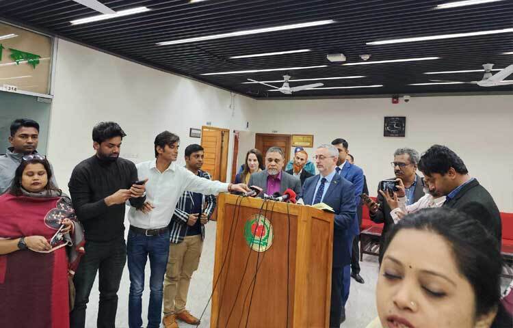 প্রধান নির্বাচন কমিশনার (সিইসি) এএমএম নাসির উদ্দিন বলেছেন, নির্বাচন সুষ্ঠু করতে সর্বশক্তি নিয়োগ করে প্রস্তুতি নিচ্ছি। ছবি: মফিজুল সাদিক