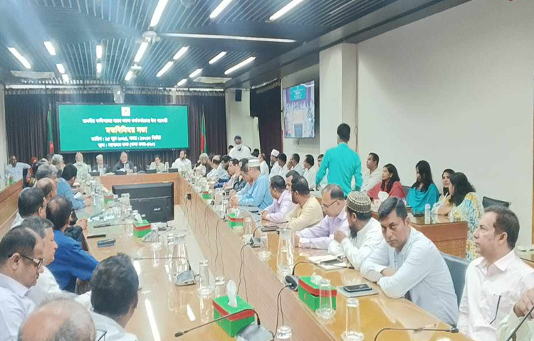 প্রধান নির্বাচন কমিশনার এ এম এম নাসির উদ্দিন বলেছেন, ভোটের জন্য প্রস্তুতি এগিয়ে নিয়ে যাচ্ছে নির্বাচন কমিশন (ইসি)। নির্বাচনে রেফারির ভূমিকায় থাকবে ইসি। এ লক্ষ্যে লেভেল প্লেয়িং ফিল্ড তৈরিতে বদ্ধপরিকর সাংবিধানিক এই সংস্থাটি। ছবি: মফিজুল সাদিক