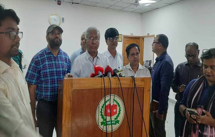 জাতীয় পরিচয়পত্র নিবন্ধন অনুবিভাগের (এনআইডি) প্রসঙ্গে নির্বাচন কমিশনের (ইসি) সিনিয়র সচিব আখতার আহমেদ বলেছেন, এনআইডি নিয়ে ভোগান্তির মাত্রা কমেছে। আগামী তিন মাসে এটা আরও কমে আসবে, মানুষের হয়রানি আর থাকবে না। ছবি: জাগো নিউজ