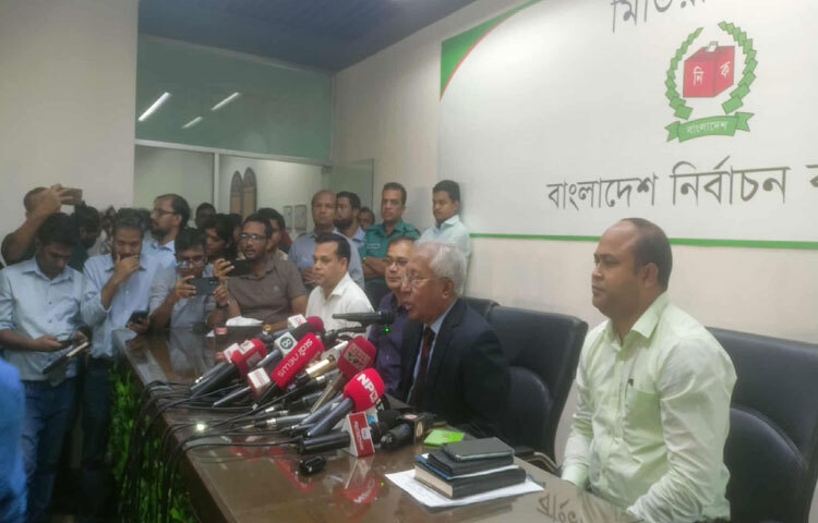 আসন্ন ত্রয়োদশ জাতীয় সংসদ নির্বাচনে হেলিকপ্টারের প্রয়োজন হলে তফসিল ঘোষণার দুই মাস আগে জানাতে হবে বলে রোডম্যাপে উল্লেখ করেছে নির্বাচন কমিশন (ইসি)। ছবি: মফিজুল সাদিক