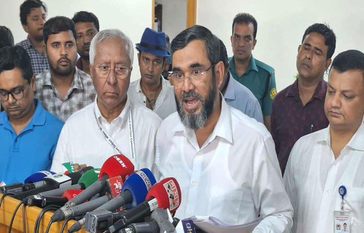 সংসদ নির্বাচনে প্রার্থীর অনলাইনে মনোনয়নপত্র জমা দেওয়ার পদ্ধতি বাতিল করেছে নির্বাচন কমিশন (ইসি)। এছাড়া যেকোনো পলাতক আসামি ভোটে প্রার্থী হওয়ার ক্ষেত্রে ‘অযোগ্য’ বিবেচিত হবেন। ছবি: মাহবুব আলম