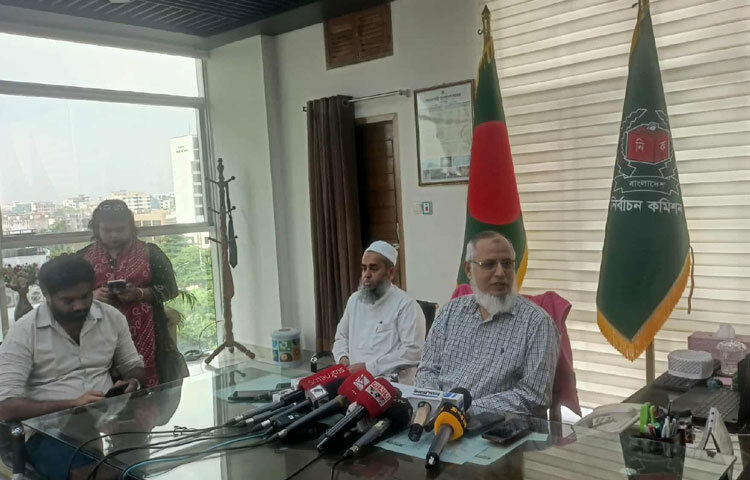 নির্বাচন কমিশনার আনোয়ারুল ইসলাম বলেছেন, আসন্ন জাতীয় সংসদ নির্বাচন ঘিরে দেশে এখন পর্যন্ত ভোটের পরিবেশ শতভাগ অনুকূলে রয়েছে। ছবি: মফিজুল সাদিক