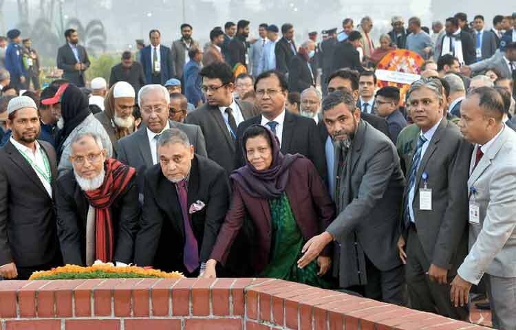 প্রধান নির্বাচন কমিশনার এ এম এম নাসির উদ্দিন ঢাকায় সাভারে জাতীয় স্মৃতিসৌধে পুষ্পস্তবক অর্পণের মাধ্যমে শহীদদের প্রতি শ্রদ্ধা নিবেদন করেন। ছবি: পিআইডি