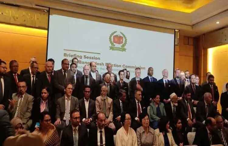 নির্বাচন কমিশনের প্রস্তুতি সম্পর্কে জানার পর অবাধ, সুষ্ঠু ও নিরপেক্ষ নির্বাচন অনুষ্ঠানের জন্য কমিশনের প্রতি বিদেশি কূটনীতিকরা আস্থা প্রকাশ করেছেন বলে জানিয়েছেন প্রধান নির্বাচন কমিশনার এম এম নাসির উদ্দিন।