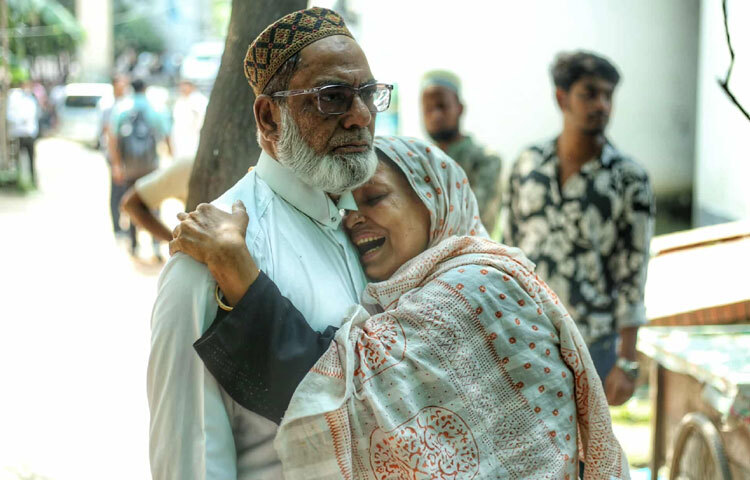 অগ্নিকাণ্ডের দুর্ঘটনায় নিহত হয়েছেন আব্দুল্লাহ আল মামুন নামের এক টেক্সটাইল ইঞ্জিনিয়ার। মর্গে তার মরদেহ শনাক্ত করতে এসে কান্নায় ভেঙে পরেন নিহতের বড় বোন।