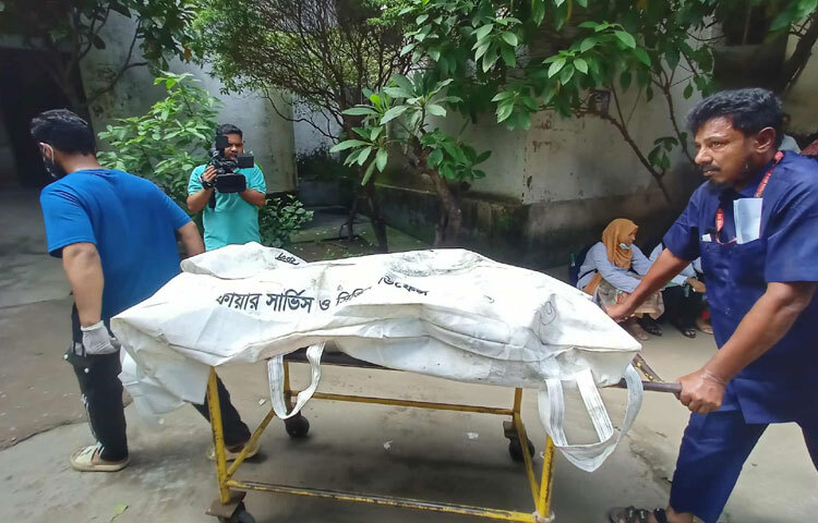 মর্গের ভেতর থেকে একে একে বেরিয়ে আসছে দেহগুলো। সাদা কাপড়ে ঢাকা, পাশে নম্বর লেখা। স্বজনরা এগিয়ে যাচ্ছেন-কেউ চিনতে পারছেন, কেউ পারেন না। ডিএনএ টেস্ট শেষে যখন লাশ হাতে পাবেন, তখন হয়তো সান্ত্বনা মিলবে-কিন্তু যে শূন্যতা তৈরি হয়েছে, তা আর পূরণ হবে না কোনোদিন।