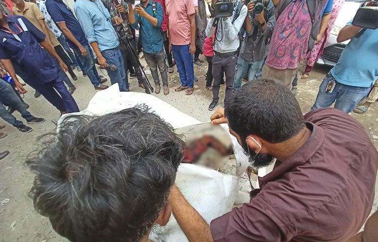 রুপনগরের ভয়াবহ কেমিক্যাল অগ্নিকাণ্ডের পর যেসব দেহ ঢাকা মেডিকেল মর্গে আনা হয়েছে, সেগুলোর বেশিরভাগই আর চেনার মতো নেই। পোড়া চামড়া, বিকৃত মুখ, গলে যাওয়া পোশাক-সবকিছু যেন সময়ের নিষ্ঠুর সাক্ষী হয়ে আছে।