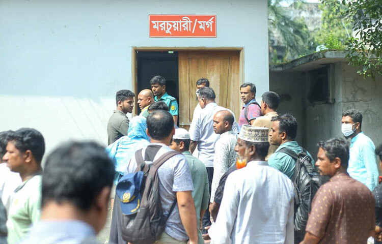 ঢাকা মেডিকেল কলেজ হাসপাতালের মর্গের সামনে আজ সকাল থেকেই ভিড়। এখানে কেউ এসেছেন খোঁজে, কেউ প্রার্থনায়, কেউ আবার নিঃশব্দ কান্নায় ভেঙে পড়তে।