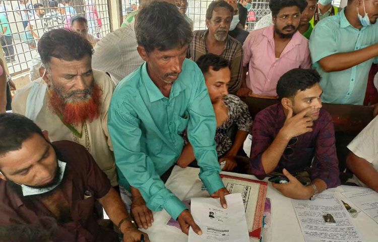 নিহতদের স্বজনদের এখন সনাক্তের কঠিন প্রক্রিয়ার মধ্য দিয়ে যেতে হচ্ছে। পুলিশ ও প্রশাসনের প্রতিনিধি দল তাদের ভোটার আইডির কপি নিচ্ছেন, যাচাই করা হচ্ছে ছবি।