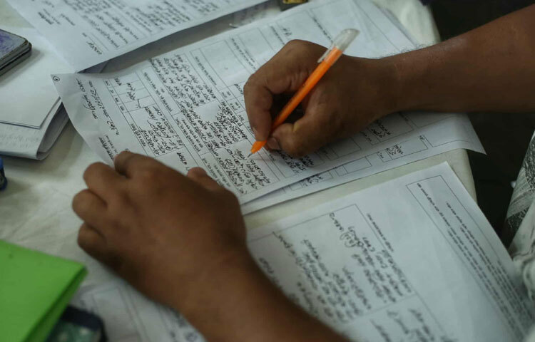 অনেক দেহ এতটাই পুড়ে গেছে যে, চেনা সম্ভব নয়-তাই নেওয়া হচ্ছে ডিএনএ নমুনা। এই পরীক্ষার ফলাফল মিললে তবেই হস্তান্তর করা হবে লাশ স্বজনদের হাতে। কিন্তু সেই অপেক্ষা যেন অসহ্য হয়ে উঠছে অনেকের জন্যই।