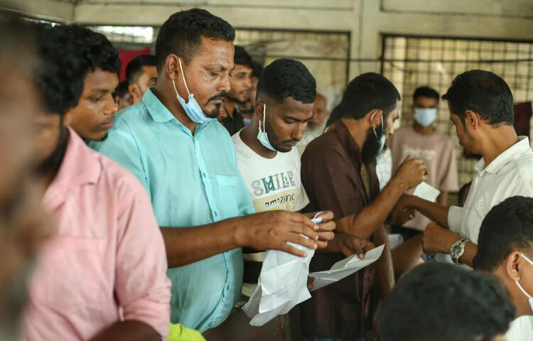 হাসপাতালের মর্গের দরজার সামনে দাঁড়িয়ে আছেন কেউ ভাইয়ের ছবি হাতে, কেউ বাবার প্যান্টের অংশটুকু ধরে। কারও চোখে নেই অশ্রু, আছে কেবল এক ধরনের অবিশ্বাস, আমার প্রিয়জন কি সত্যিই নেই?