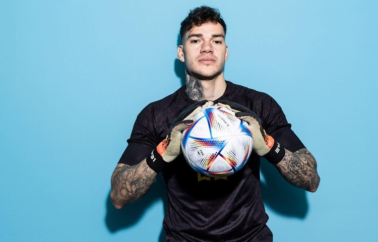 গোলরক্ষকের জীবন সাধারণ মানুষের চোখে হয়তো সহজ মনে হতে পারে, কিন্তু বাস্তবে এটি ধৈর্য, তীক্ষ্ণ মনোযোগ এবং উচ্চ মানসিক শক্তির পরীক্ষা। এদেরসন এই পরীক্ষায় সর্বদা উত্তীর্ণ হয়েছেন।