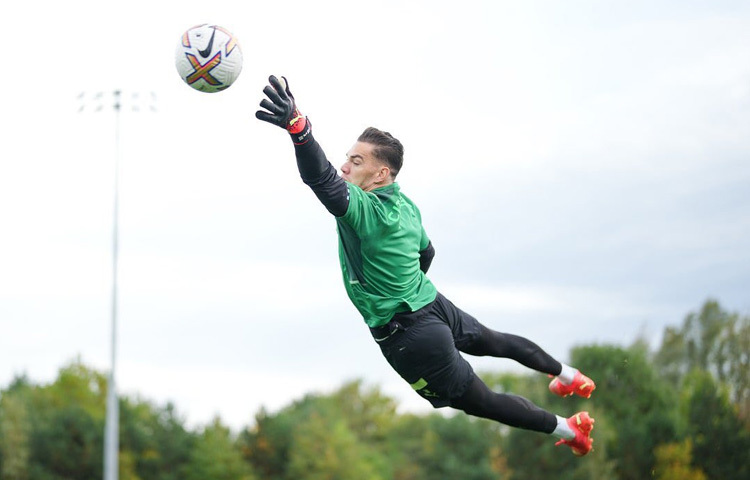 এদেরসন মোরায়েস আমাদের শেখান যে প্রতিটি রক্ষকই তার দলের অদৃশ্য নায়ক হতে পারে; যার সাহস, ধৈর্য এবং দৃষ্টি খেলার ভেতরের অন্ধকারকে আলোকিত করে।