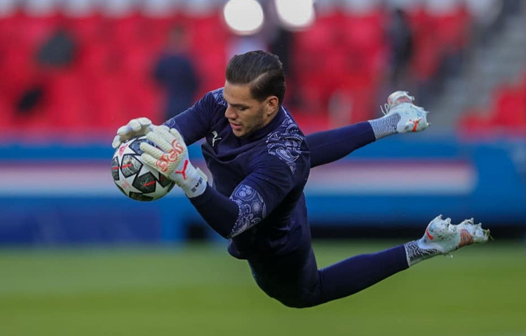 প্রতিটি ম্যাচে তার সংযম এবং প্রতিক্রিয়াশীলতার ছোঁয়া স্পষ্ট, যা তাকে কেবল দলকে রক্ষা করতে সাহায্য করেনি, বরং পুরো দলের আত্মবিশ্বাসও বাড়িয়েছে।