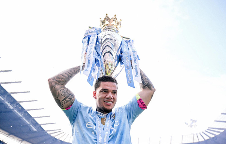 তার ফুটবল যাত্রা শুরু হয় ব্রাজিলের স্থানীয় ক্লাব থেকে। প্রতিভা ও নিষ্ঠার সমন্বয়ে ধীরে ধীরে তিনি আন্তর্জাতিক পর্যায়ে পৌঁছান। খেলোয়াড়ি কৌশল, টাইমিং এবং দৃষ্টিভঙ্গিতে তিনি অনন্য।