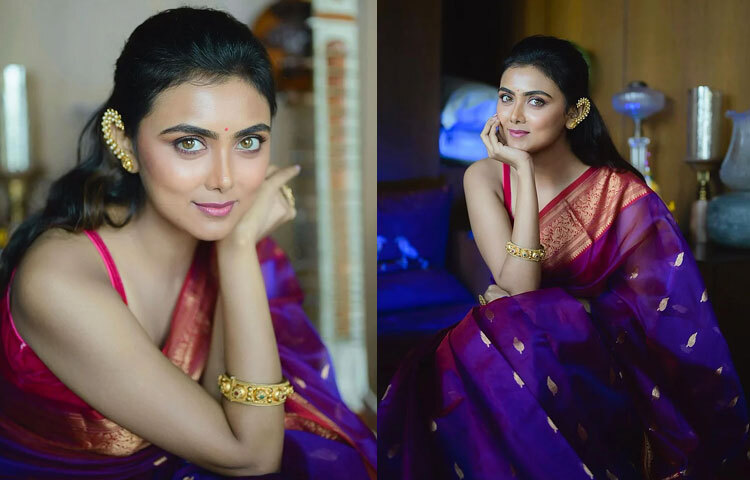 স্লিভলেস ব্লাউজের সঙ্গে বেগুনি রঙের শাড়ি আর ন্যাচারাল মেকআপে স্নিগ্ধ অভিনেত্রী ইধিকা পাল।