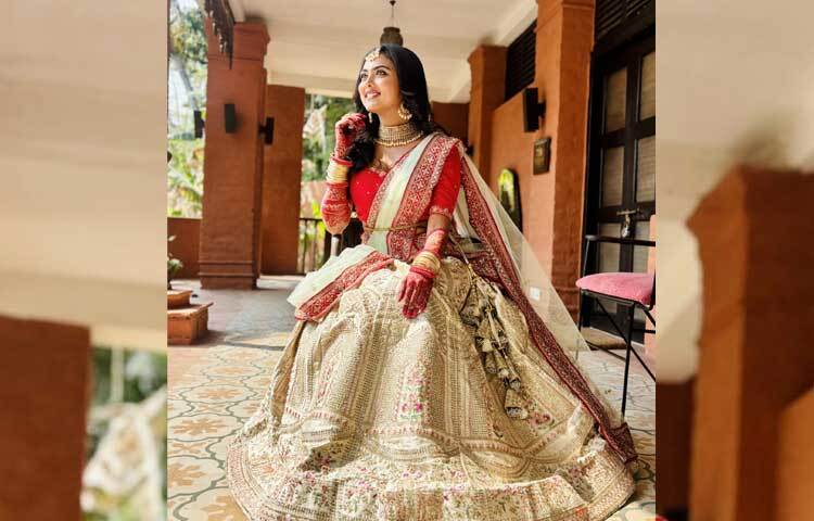 লাস্যময়ী এই অভিনেত্রীকে সব পোশাকেই দারুণ মানায়। স্টাইল আর সাজের ব্যাপারেও বেশ সচেতন এই নায়িকা। ছবি: ফেসবুক থেকে