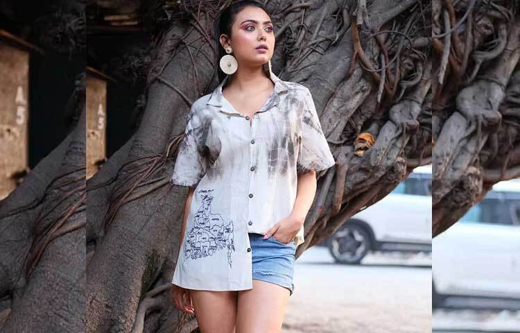 ধূসর-সাদা টাইডাই করা হাফস্লিভ শার্ট, ডেনিম শর্টস, হ্যান্ডমেড কানের দুলে অসাধারণ ইধিকা। ছবি: ফেসবুক থেকে