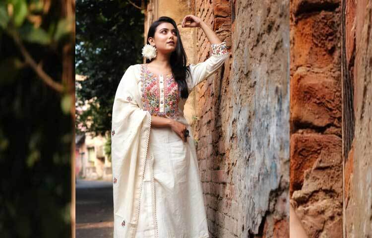 আইভরি রঙের সালোয়ার-কামিজে মায়াবী ইধিকা। এই পোশাকটিও অনুশ্রী মালহোত্রা ডিজাইন করা। ছবি: ফেসবুক থেকে
