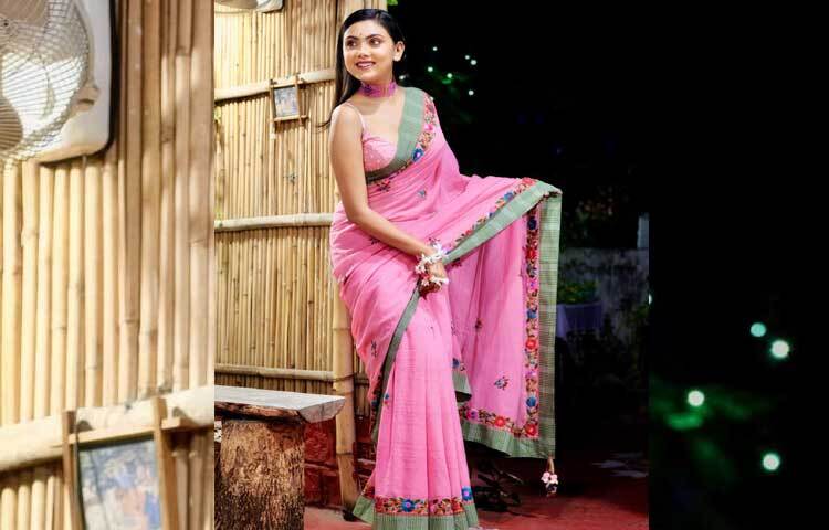 ভারতীয় ডিজাইনার অনুশ্রী মালহোত্রা ডিজাইন করা ফ্লোরাল মোটিফের গোলাপি শাড়িতে ফ্রেমবন্দি হয়েছেন অভিনেত্রী। শাড়ির সঙ্গে স্পেগেটি স্লিভ ব্লাউজ, খোলা চুল, গলায় পরা কাপড়ের তৈরি ম্যাচিং চোকার তার সৌন্দর্যকে দ্বিগুণ করেছে। ছবি: ফেসবুক থেকে