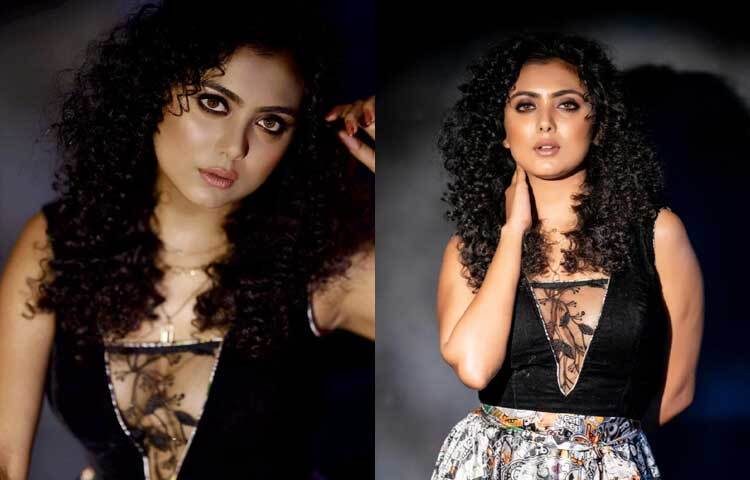 কার্লি চুল আর কালো পোশাকে আবেদন ছড়াচ্ছেন অভিনেত্রী। ছবি: ফেসবুক থেকে