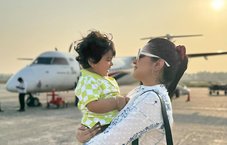 দেশে ঈদ উদযাপনের জন্য ৯ এপ্রিল কলকাতা থেকে দেশে ফিরেছেন লাস্যময়ী এ অভিনেত্রী। ছবি: ফেসবুক