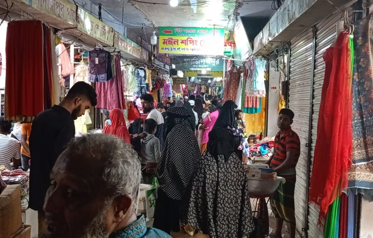 প্রতিদিন সকাল থেকে মধ্যরাত পর্যন্ত চলে এ কার্যক্রম। ছবি: আয়শা সিদ্দিকা আকাশী