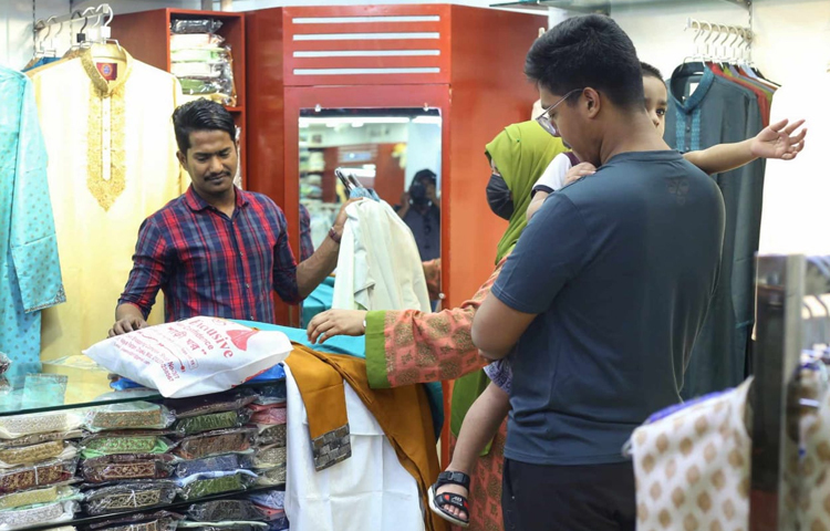 এই গরমের মধ্যেই বেইলি রোডসহ রাজধানীর অন্যান্য শপিংমল ও খোলা মার্কেটে চলছে ঈদের কেনাকাটা। ছবি: মাহবুব আলম
