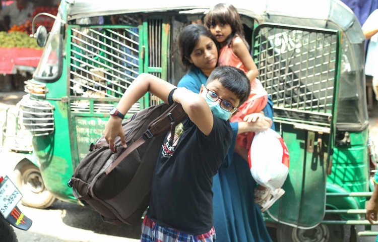 ভোগান্তিবিহীন যাত্রার জন্য পরিবারের সদস্যদের আগেই বাড়ি পাঠিয়ে দিচ্ছেন অনেকে। ছবি: মাহবুব আলম