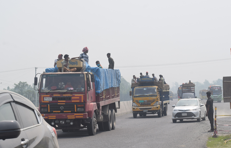 এবার উত্তর ও দক্ষিণাঞ্চলের মানুষের ঈদযাত্রা নির্বিঘ্ন করতে জেলা ও হাইওয়ে পুলিশের আট শতাধিক পুলিশ সদস্য পালাক্রমে দায়িত্ব পালন করছেন। ছবি: এম এ মালেক