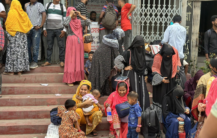যাত্রীরা বলছেন, দীর্ঘ সময় অপেক্ষা করেও গাড়ি পাচ্ছেন না। আর গাড়ি মিললেও ভাড়া দ্বিগুণ। সব মিলিয়ে নিম্ন আয়ের মানুষের ঈদযাত্রা অনেকটা সমস্যার কারণ হয়ে দাঁড়িয়েছে। ছবি: ইসমাইল হোসেন রাসেল