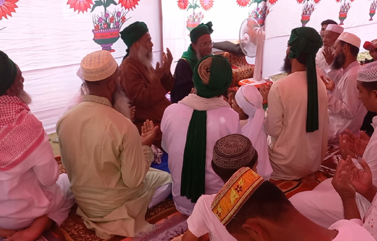 এছাড়া হাজীগঞ্জের সাদরা দরবার শরিফ সংলগ্ন সাদরা হামিদিয়া ফাজিল মাদরাসা মাঠে সকাল সাড়ে ৯টায় আরেকটি ঈদের জামাত অনুষ্ঠিত হয়। সেখানে ইমামতি করেন সাদরা দরবারের পীর মাওলানা আরিফ বিল্লাহ চৌধুরী। ছবি: শরীফুল ইসলাম