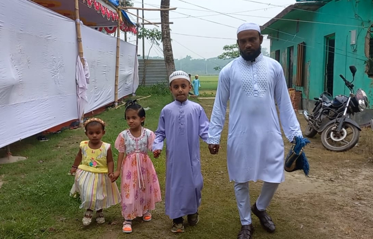 Besides, Muslims celebrated Eid a day earlier in some villages of Shahrasti upazila including Pae Panchani, Dewankandi Panchani, Satani, Laturdi, Mohammadpur, Mohanpur, Ekhlashpur, Dashani, Nairgaon, Beltali of Matlab North Upazila. Photo: Shariful Islam