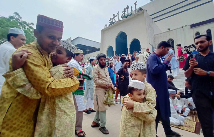 ছোট-বড় সবাই ঈদের শুভেচ্ছা বিনিময় করছেন। ছবি: মাহবুব আলম