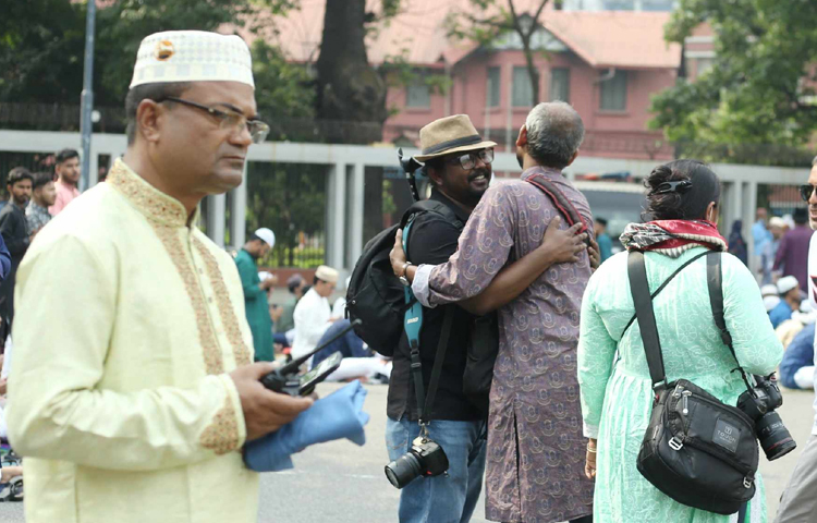 দায়িত্বপালনে ব্যস্ত গণমাধ্যমকর্মীরা। ছবি: মাহবুব আলম