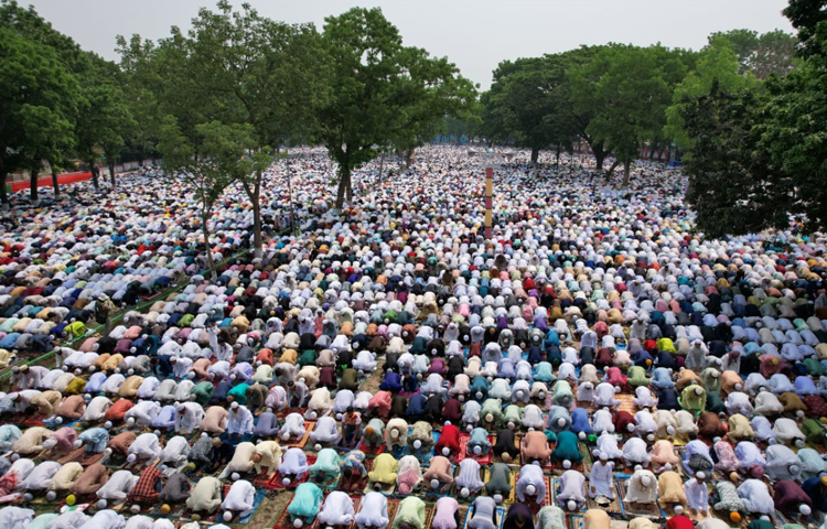 আজ সকাল ১০টায় শোলাকিয়ায় ১৯৭তম ঈদুল ফিতরের জামাত অনুষ্ঠিত হয়। এতে ইমামতি করেন শহরের বড় বাজার মসজিদে ইমাম মাওলানা শোয়াইব বিন আব্দুর রউফ। ছবি: এসকে রাসেল