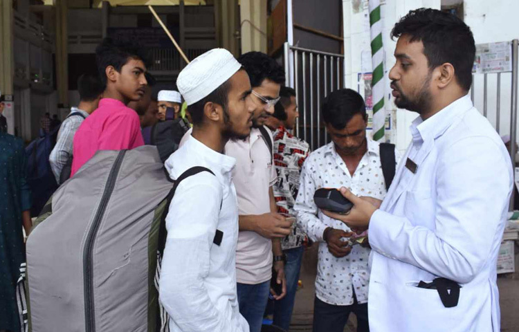 বৃহস্পতিবার থেকে শুরু হচ্ছে পবিত্র ঈদুল আজহার দীর্ঘ ছুটি। এরই মধ্যে পরিবারের সঙ্গে ঈদের আনন্দ ভাগাভাগি করে নিতে বাড়ি ফিরতে শুরু করেছেন রাজধানীবাসী। ছবি: বিপ্লব দিক্ষিৎ