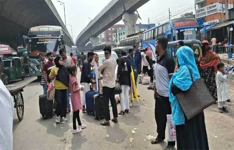 ঈদুল ফিতর ও স্বাধীনতা দিবসের ছুটি শেষে আজও ঢাকায় ফিরছে মানুষ। রাজধানীর অন্যতম প্রবেশ পথ যাত্রাবাড়ী, সায়েদাবাদ, দোলাইপাড় এলাকায় এখন কর্মস্থলে ফেরা মানুষের ভিড়।