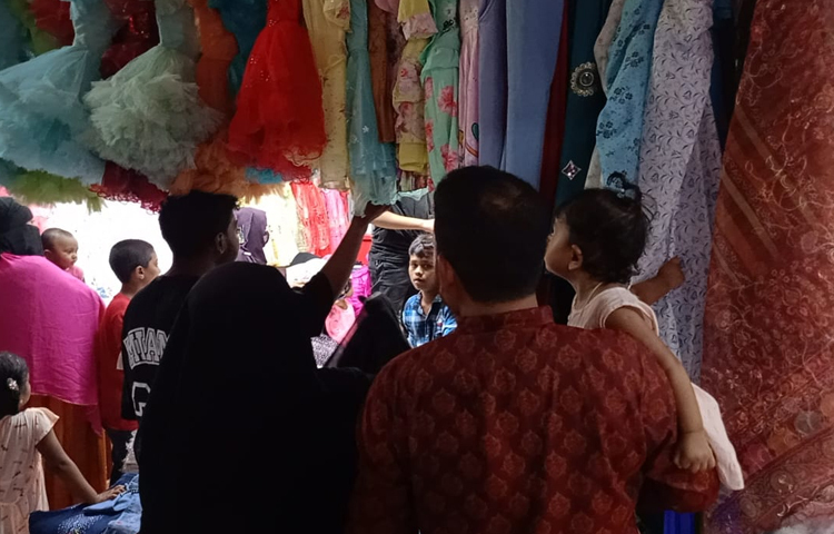 শুধু পুরানবাজারই নয়, কালকিনি ও ডাসার উপজেলার ভূরঘাটা বাজারের স্টাইল বাজার, সোহেল মার্কেট, শেখ প্লাজা ও কালকিনির আ.এম প্লাজাসহ বিভিন্ন বিপণিবিতানে রয়েছে ক্রেতাদের ভিড়। ছবি: আয়শা সিদ্দিকা আকাশী