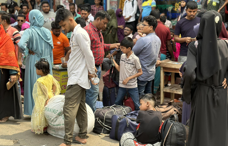 আজ সকাল থেকে রাজধানীর ধোলাইপাড়, যাত্রাবাড়ী, সায়েদাবাদ ঘুরে দেখা গেছে ভোগান্তির এমন চিত্র। তীব্র যানজটে থমকে আছে এসব সড়কের গাড়ি। ছবি: ইসমাইল হোসেন রাসেল