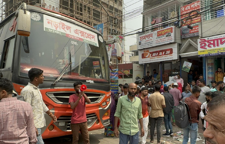 কাউন্টার ছাড়াও যেসব পরিবহনে মানুষ বাড়ি ফেরে, সেসব গাড়িও যানজটে আটকে আছে মাঝপথে। এমন পরিস্থিতিতে চরম ভোগান্তিতে পড়তে হচ্ছে বাড়ির উদ্দেশ্যে রওনা দেওয়া মানুষকে। ছবি: ইসমাইল হোসেন রাসেল
