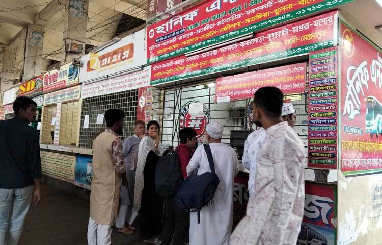 দীর্ঘ এক মাস সিয়াম সাধনার পর দেশজুড়ে উদযাপিত হচ্ছে ইসলাম ধর্মাবলম্বীদের সবচেয়ে বড় উৎসব ঈদুল ফিতর। ঈদকে কেন্দ্র করে টানা ছুটি থাকায় আগেই রাজধানী ছেড়েছেন কোটি মানুষ।