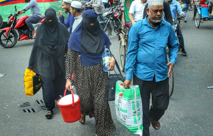 দূরপাল্লাসহ আঞ্চলিক বাসগুলো স্বল্প সময়ের মধ্যে প্রতিটি বাসস্ট্যান্ডে গাড়ি থামিয়ে যাত্রী ওঠানামা শেষে স্থান ত্যাগ করছে। এতে করে সড়কে যানবাহনগুলোর জটলা সৃষ্টি হচ্ছে না। ফলে যাত্রী এবং গাড়িচালকরাও স্বস্তিতে নিজ নিজ গন্তব্যে ছুটতে পারছেন।