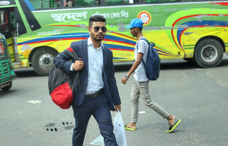 নিজের কাজ শেষে ঈদের আগেই বাড়ি ফিরতে ব্যাগ নিয়ে স্টেশনে যাচ্ছেন নগরবাসী।