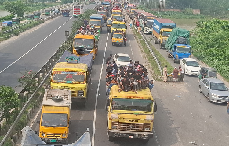 ঈদুল আজহার সরকারি ছুটি শুরুর প্রথম দিনই যাত্রীর চাপ বেড়েছে রাজধানীর গাবতলী ও কল্যাণপুর বাস টার্মিনালে। বেশিরভাগ গাড়িতে সিট ফাঁকা নেই। বড় বড় কোম্পানিগুলো গত মাসেই অনলাইনে টিকিট বিক্রি করে ফেলছে। যারা আগাম টিকিট সংগ্রহ করেননি, তারা এখন সবচেয়ে বেশি বিপাকে পড়েছেন। তাদের বাধ্য হয়ে উঠতে হচ্ছে লোকাল বাসে। ছবি: ফজলুল হক মৃধা