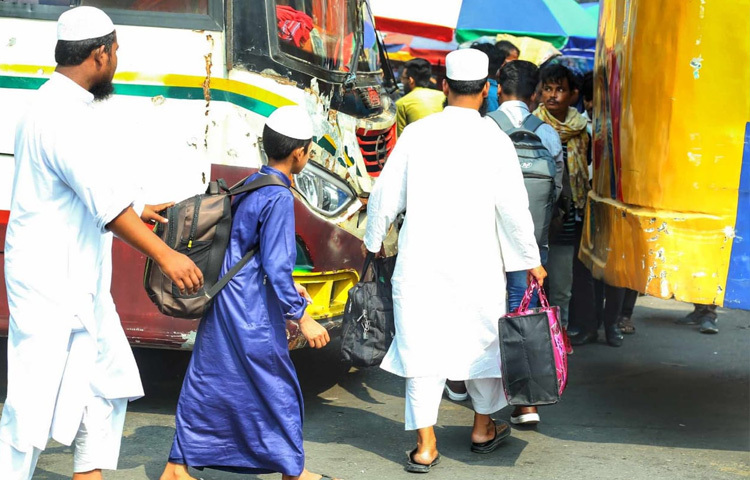 দ্রুত বাড়ি পৌঁছানোই তাদের একমাত্র লক্ষ্য।