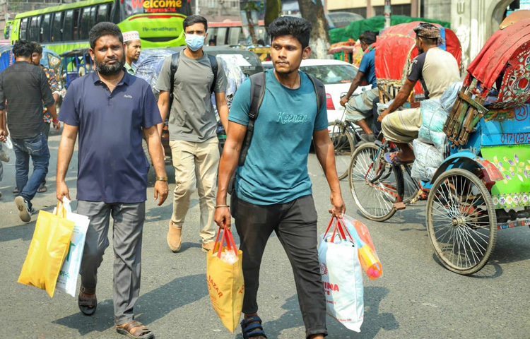 সবার হাতেই ব্যাগ। পরিবার ও প্রিয়জনের জন্য উপহার নিতে ভুলেননি কেউ।